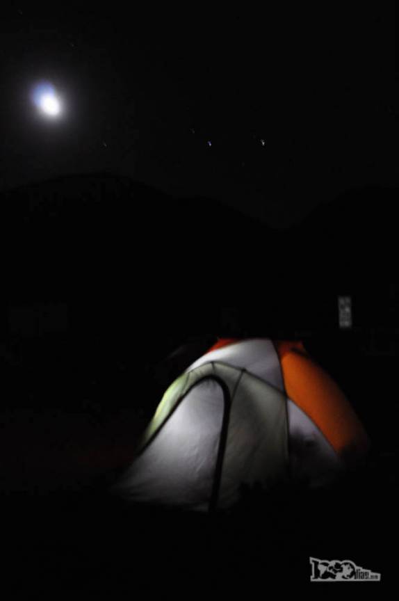 Um forte luar ilumina nossa barraca no acampamento de Confluencia, a caminho do Aconcágua, região de Mendoza, a oeste da Argentina